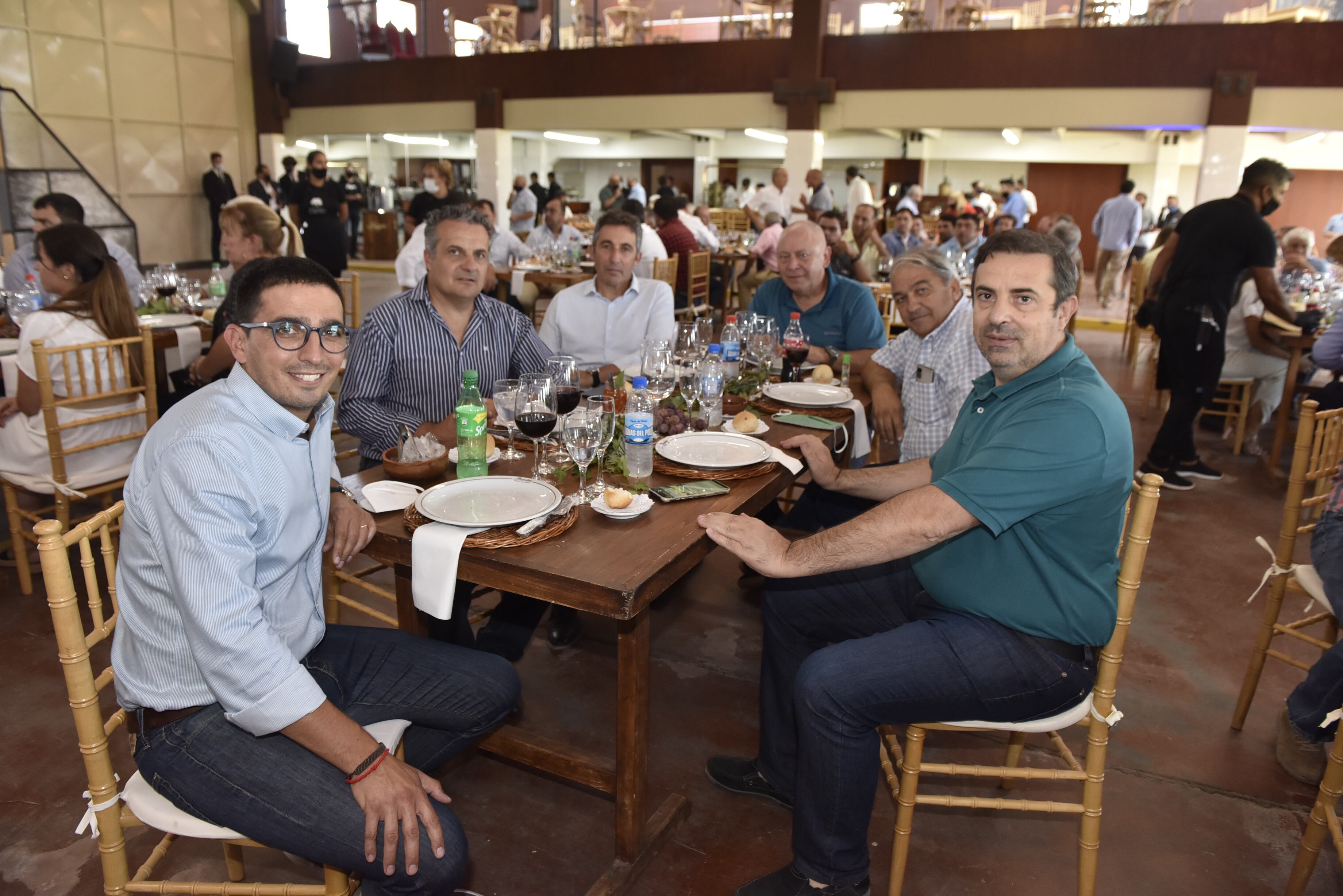  En la foto: El concejal Roberto Ríos; el coordinador del Cluster Ganadero de Mendoza, Mauricio López Huerta; el coordinador del Ministerio de Economía Región Sur, Edgar Rodríguez; el director de Millán S.A., Gabriel Salas; el presidente del Cluster Ganadero de Mendoza, Panchi Ríos y el presidente de la Fundación Coprosamen, Marcelo Montoya.