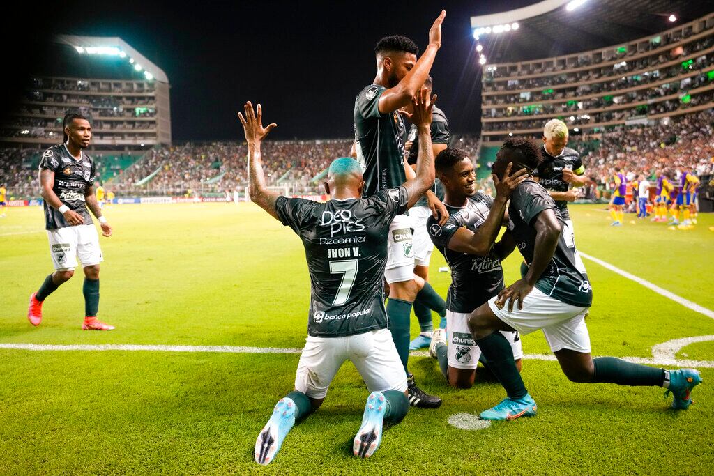 Jhon Vasquez, del Deportivo Cali (7) de Colombia, celebra tras anotar el segundo gol de su equipo ante Boca Juniors de Argentina en un juego del Grupo E de la Copa Libertadores, en Palmira, Colombia, el 5 de abril de 2022. (AP Foto/Fernando Vergara)