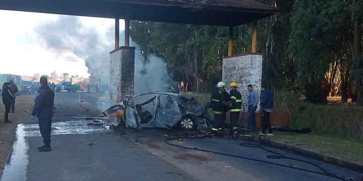 El vehículo se incendió debido a la violenta colisión. Foto: Web