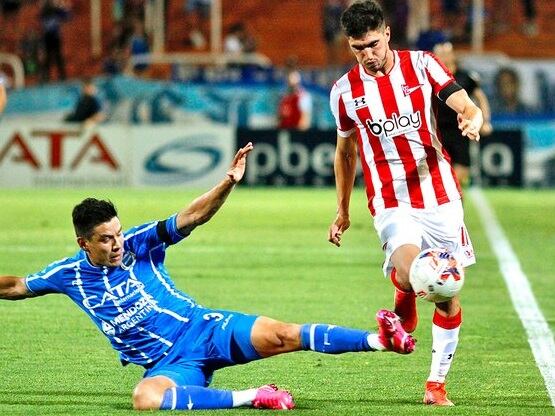 Estudiantes LP goleó a Godoy Cruz en Mendoza por la Liga Profesional.