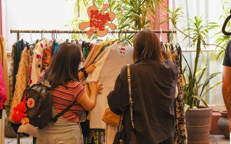 La moda circular consiste en vender y comprar prendas de segunda mano para reducir el consumo de la fast fashion.