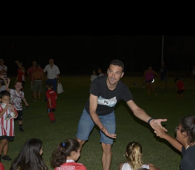 El DT de la Selección se encuentra en su pueblo natal y visitó uno de los clubes de fútbol para saludar a los jugadores. Instagram CAP.