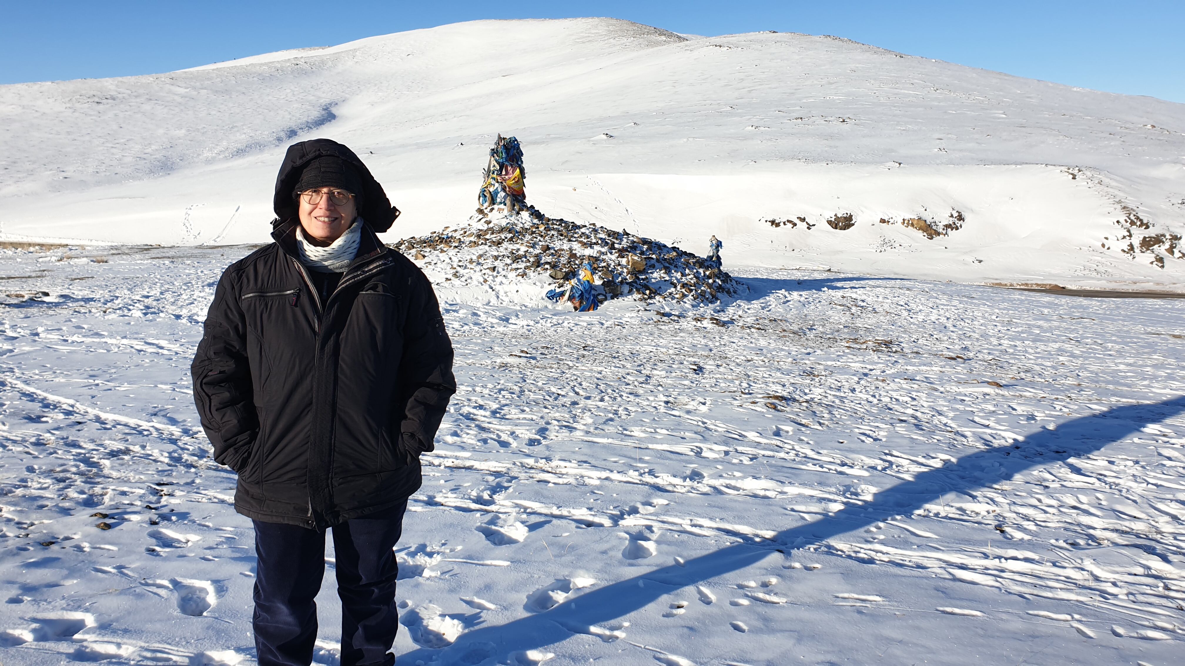 Sandra posa en un paisaje de Mongolia.