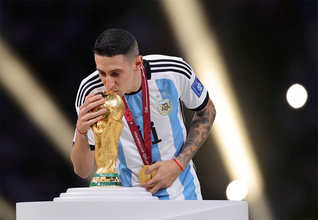 Lusail (Qatar), 18/12/2022.- Angel Di Maria of Argentina kisses the World Cup trophy during the trophy ceremony after the FIFA World Cup 2022 Final between Argentina and France at Lusail stadium, Lusail, Qatar, 18 December 2022. (Mundial de Fútbol, Francia, Estados Unidos, Catar) EFE/EPA/Friedemann Vogel
