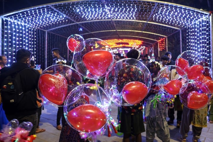 Carnaval previo a la Navidad en Bombay, India. Foto: EFE