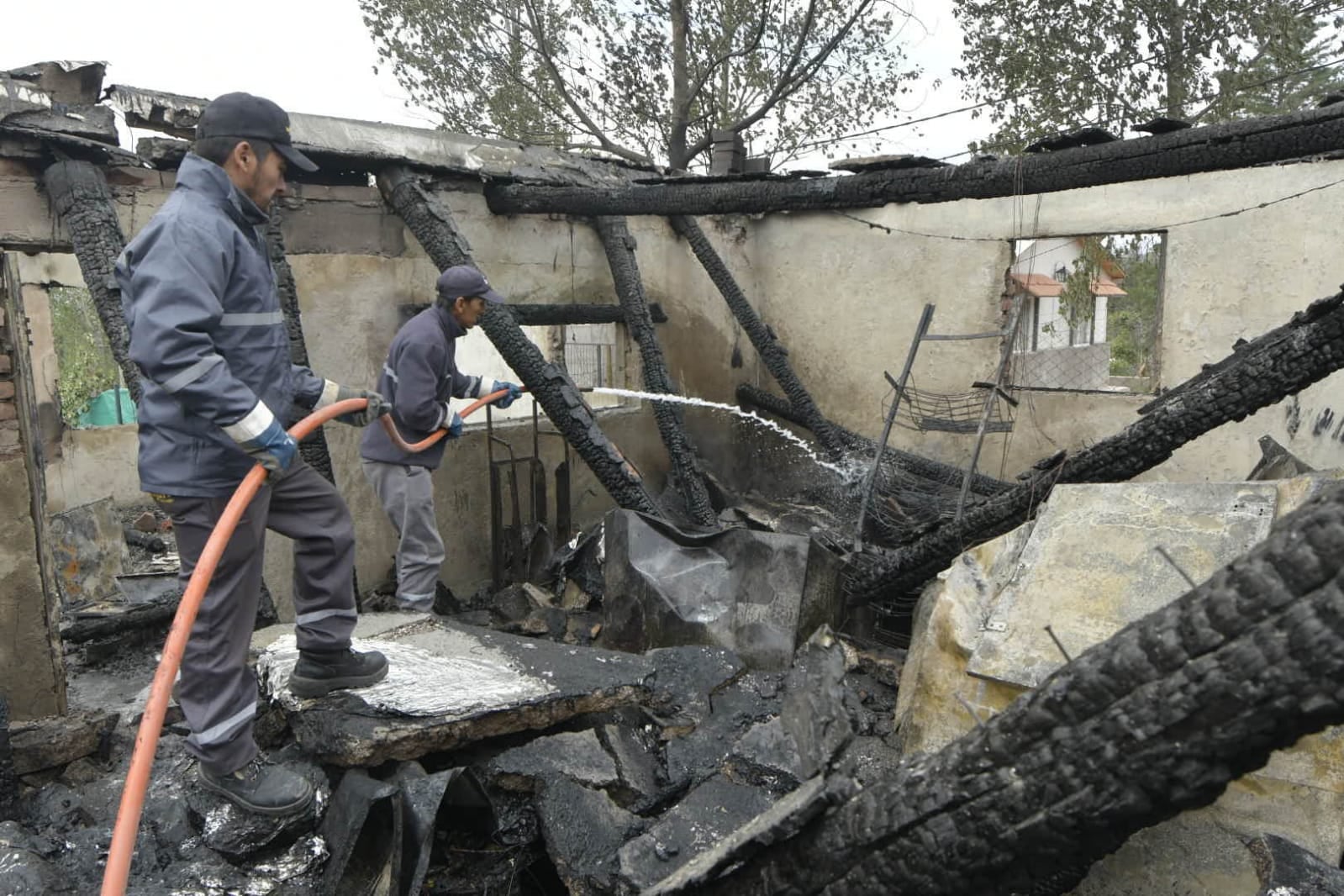 Familia Maradona perdió su casa en Colonia Suiza por el incendio en el piedemonte tras el Zonda (Orlando Pelichotti / Los Andes)