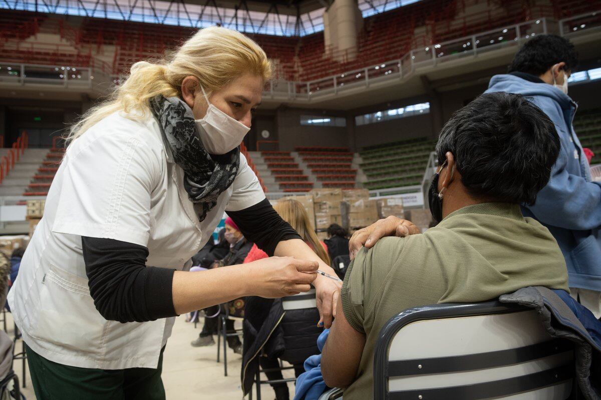 Mariana Vidal es voluntaria y vacuna de docentes en la campaña de segundas dosis. 