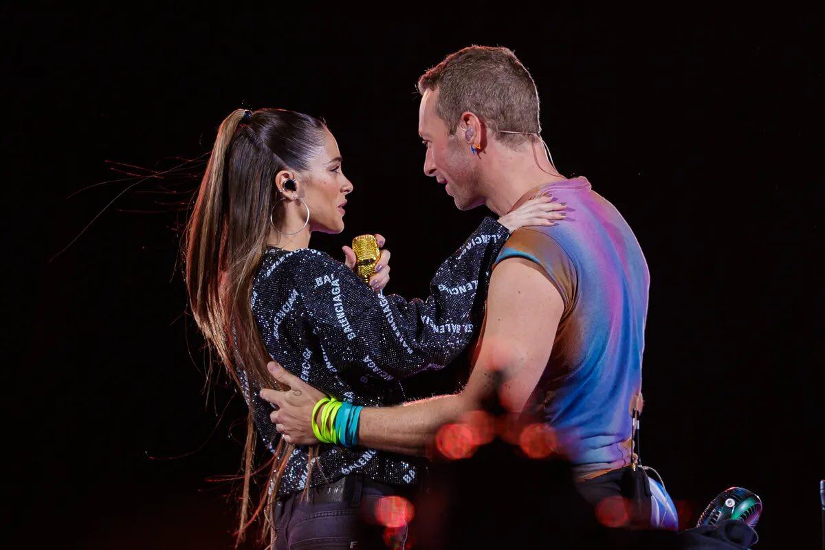 Tini junto a Chris Martin.