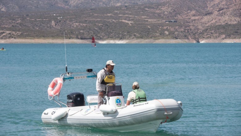 La Dirección de Recursos Naturales Renovables provincial, en el dique Potrerillos.