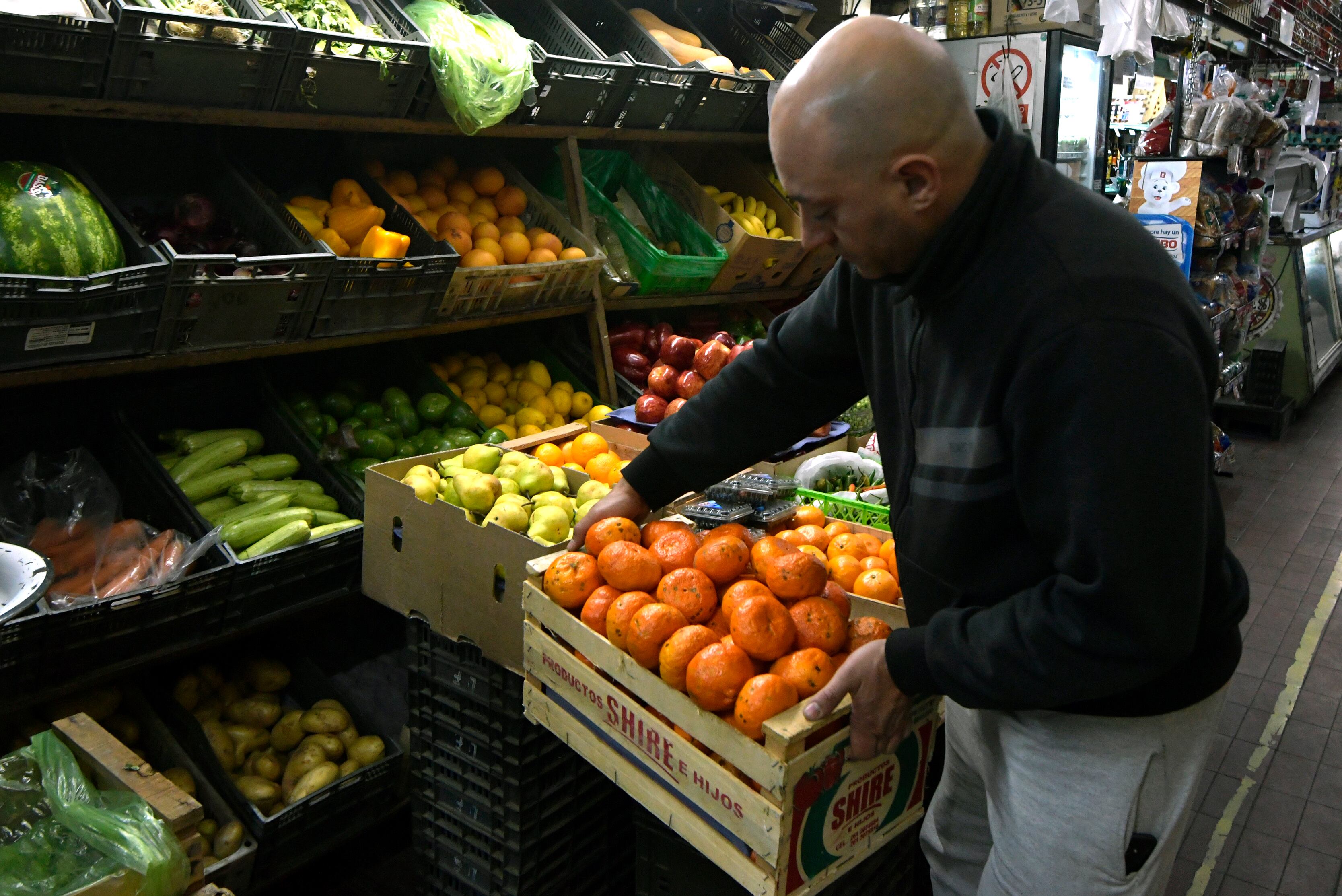 La importación de alimentos busca bajar el precio de ciertos productos.
Foto: Orlando Pelichotti / Los Andes