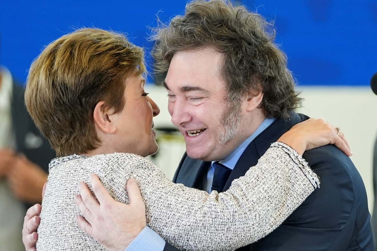 Javier Milei con Kristalina Georgieva, directora gerente del FMI durante el G7. (AP)