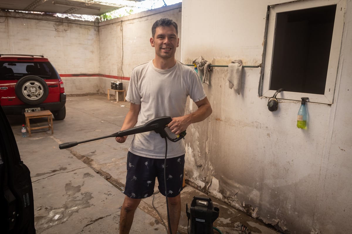 Leo Jofré, del Lavadero Florida (Guaymallen) se permite ir a trabajar estos días de malla. Y si puede meterse debajo del agua con los autos, lo hace sin dudarlo. Foto: Ignacio Blanco / Los Andes. 