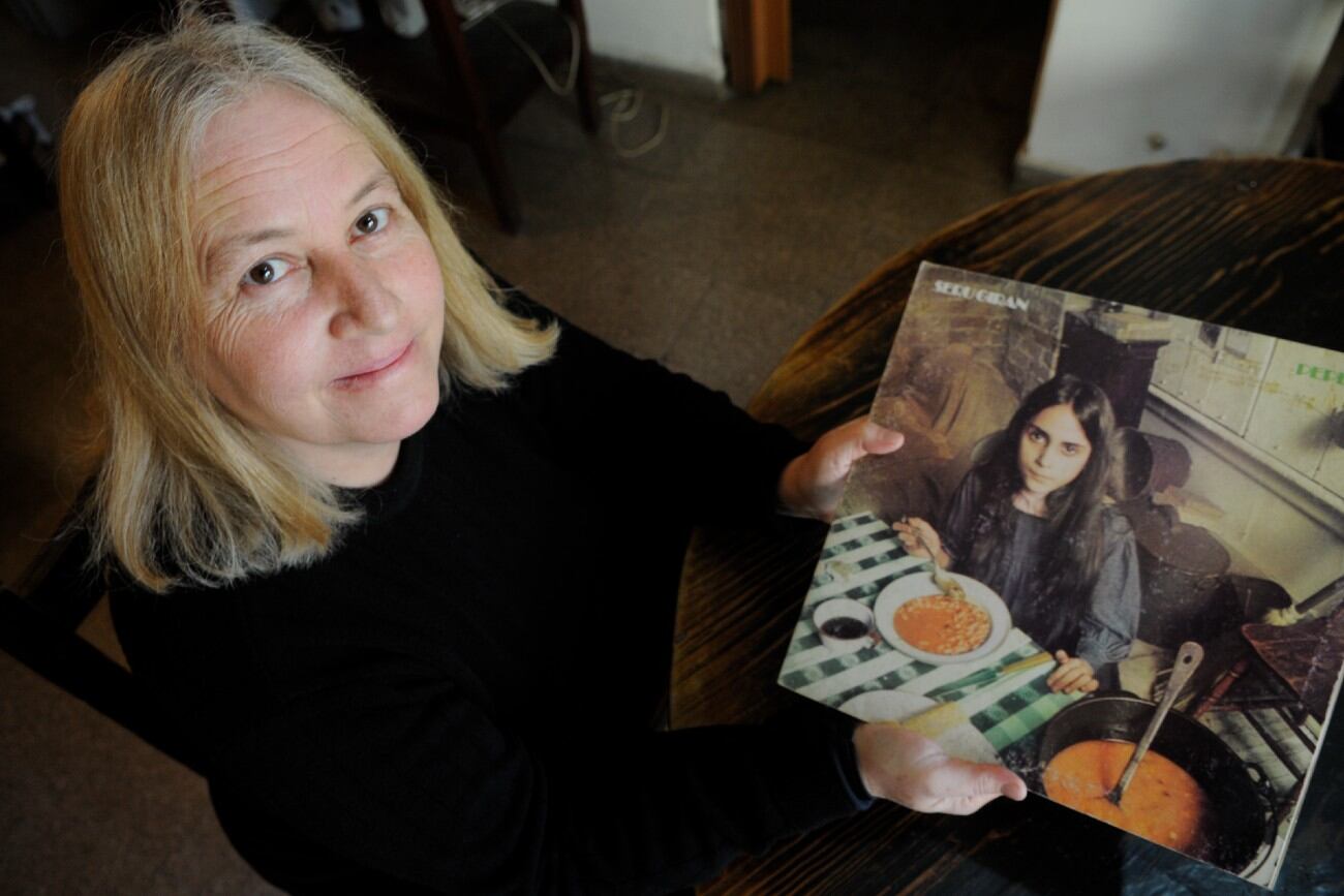 Patricia Perea, con la edición en vinilo de "Peperina". Esta foto se tomó en 2012. (José Gabriel Hernández/ La Voz)