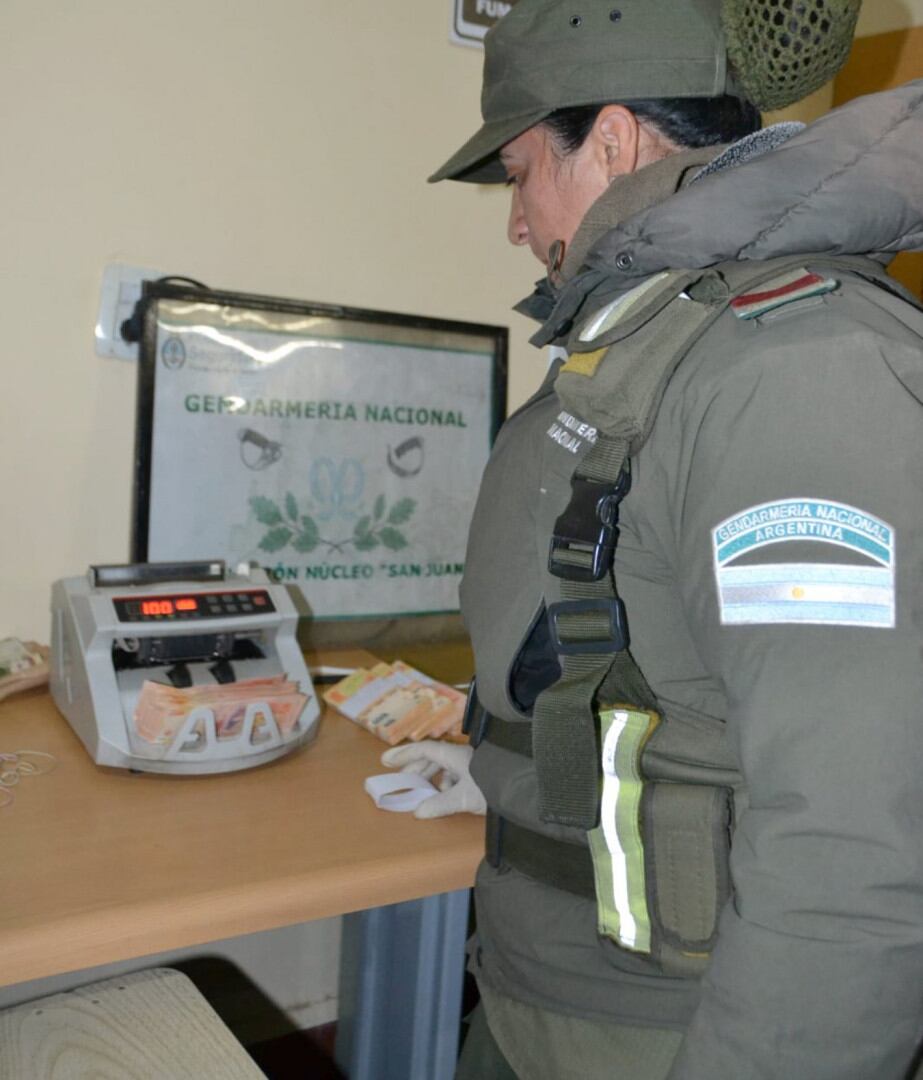 El dinero fue depositado en el Banco Nación - Fotos Gendarmería Nacional