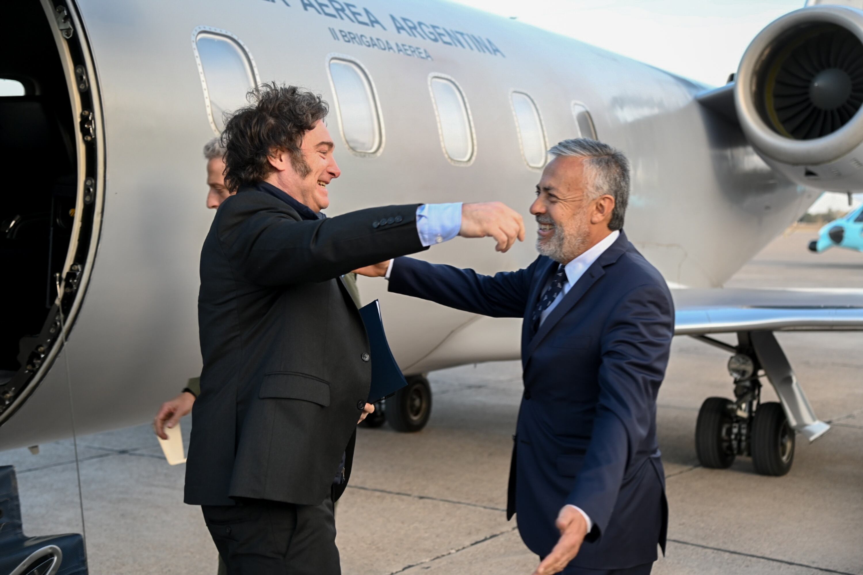 El Gobernador de Mendoza, Alfredo Cornejo, acompañado por la vicegobernadora Hebe Casado, recibió al Presidente de la Nación, Javier Milei, en la IV Brigada Aérea. Foto: Gobierno de Mendoza