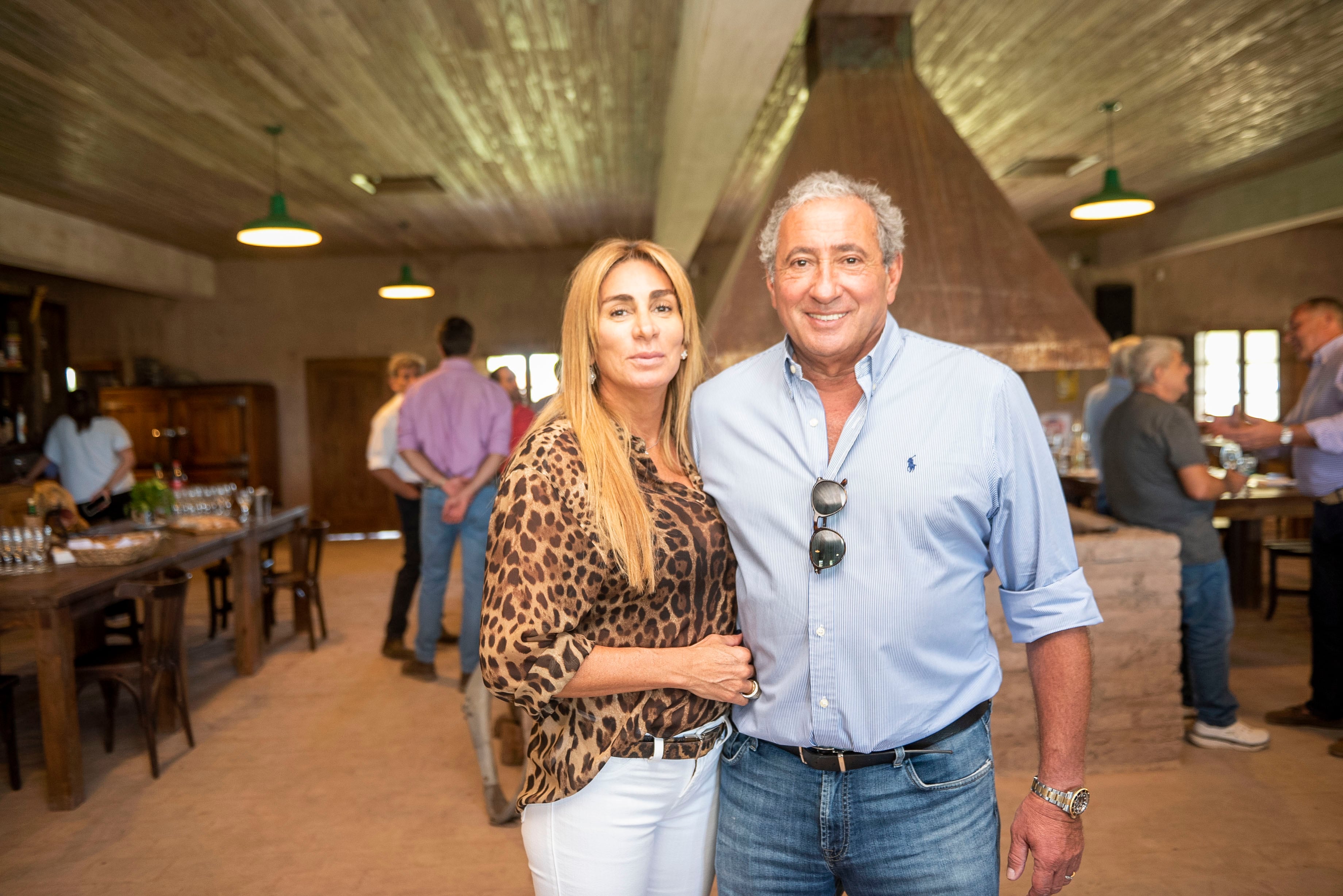 Beatriz Vázquez junto a Alfredo Vila Santander, presidente de FAGOA y anfitrión por Estancia Bodega El Retiro