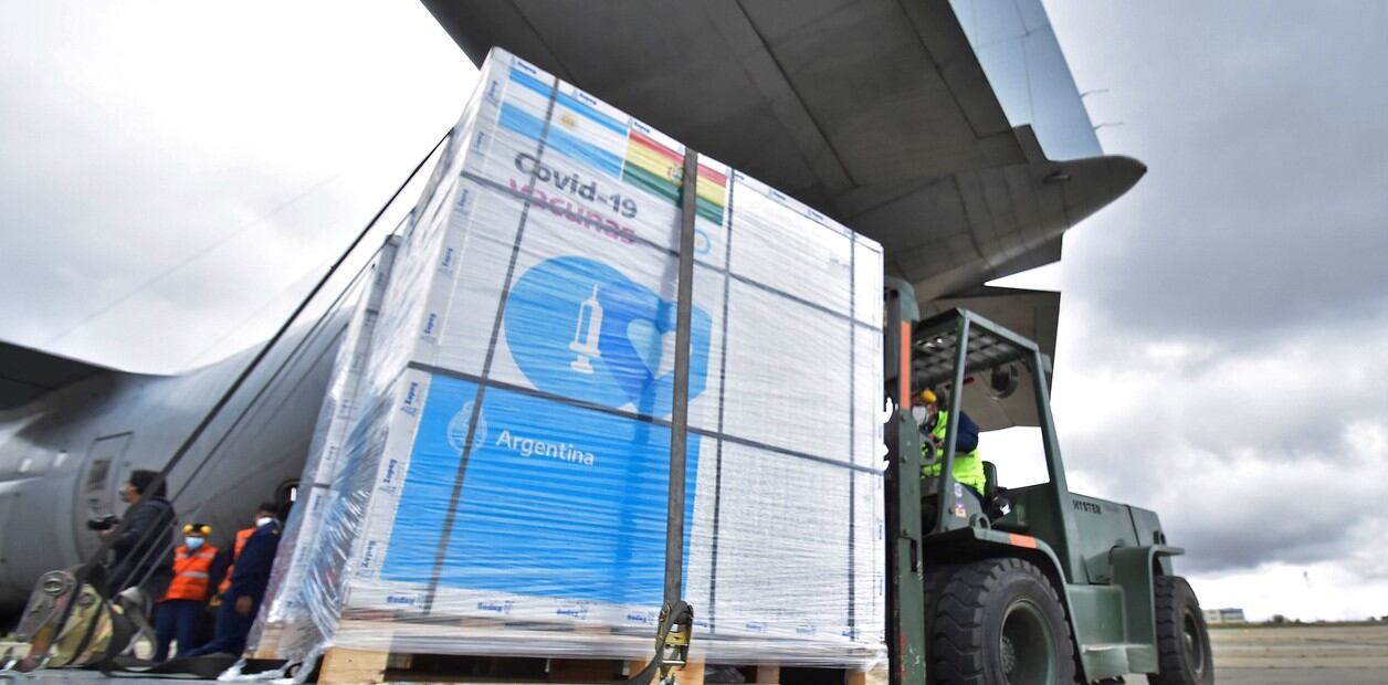 Uno de los cargamentos de vacunas de AstraZeneca llegando al país para combatir al Covid.