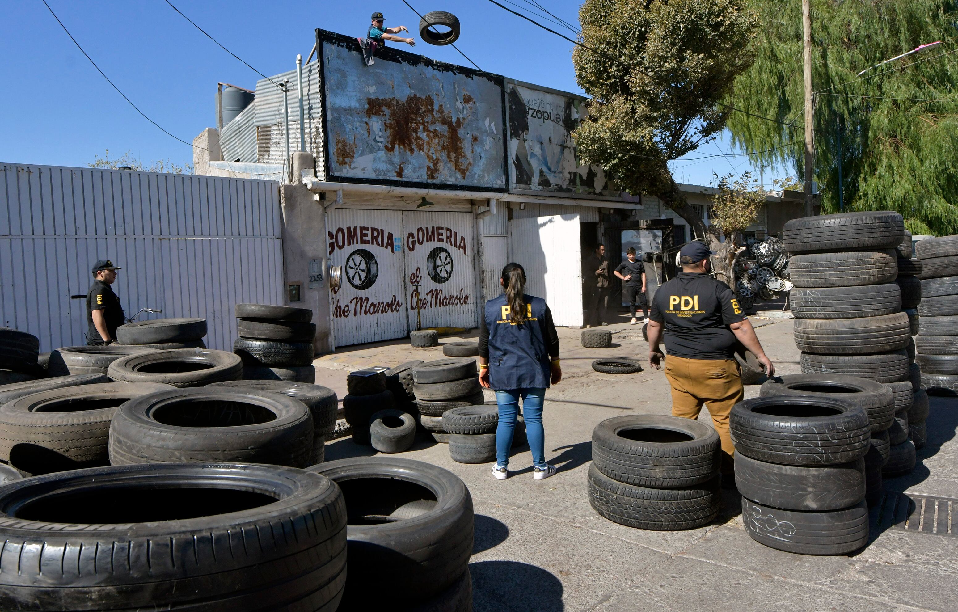 02 de Mayo2 Mendoza Policiales
Allanamientos en gomerías de Godoy Cruz
Este medio día, allanaron gomerías y talleres donde se secuestraron miles de cubiertas y ruedas de automóviles

 Foto: Orlando Pelichotti / Los Andes