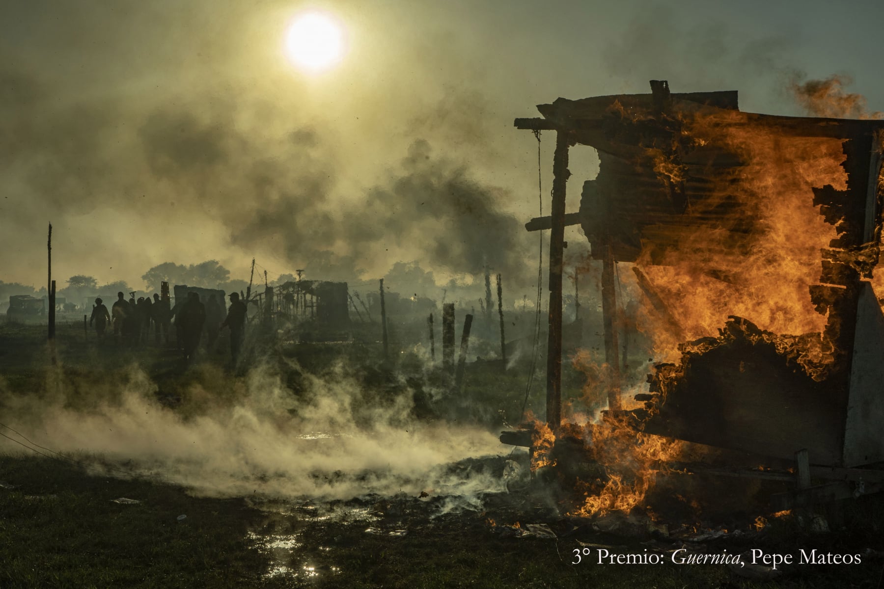 Desde el 20 de julio de 2020, alrededor de 2000 familias tomaron 200 hectareas de tierras en Guernica, localidad de Presidente Perón, prov de Buenas Aires, en busqueda de un lugar digno para vivir. El 30 de octubre luego de semanas de negociaciones fueron desalojadas por la Policía Bonaerense .
 Foto : Pepe Mateos
