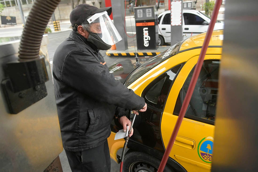 Personal instalando un equipo de gas.