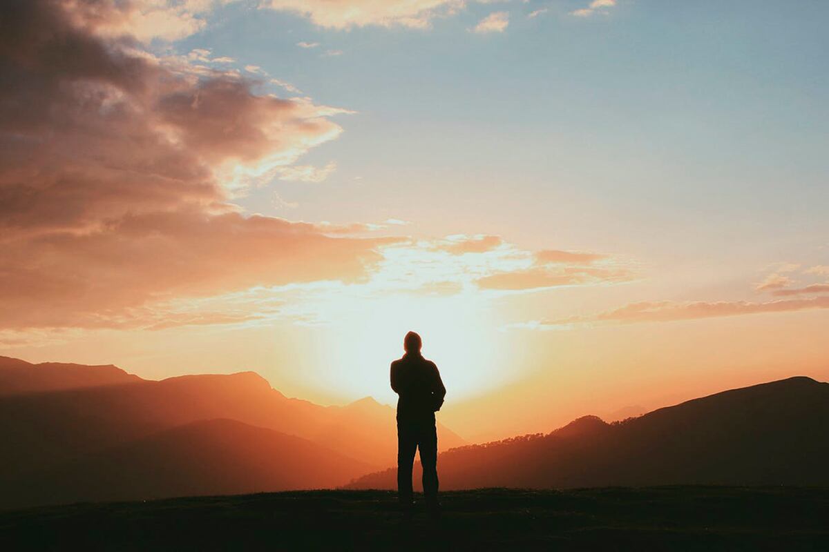 Nos la pasamos corriendo de un lado para el otro, buscando, queriendo alcanzar metas, y cuando las logramos, volvemos a sentir ese vacío y esa sensación de que algo nos falta. 