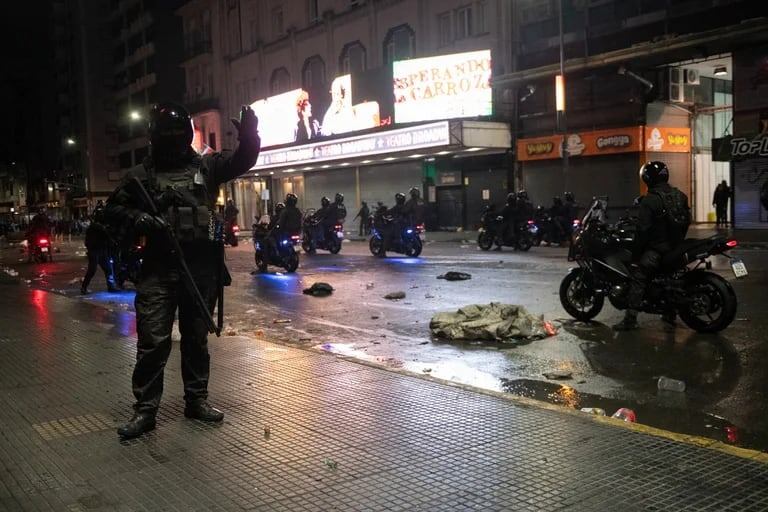 La policía dispersó a los hinchas que iniciaron los disturbios. Foto: Gentileza Jaime Olivos / Infobae.