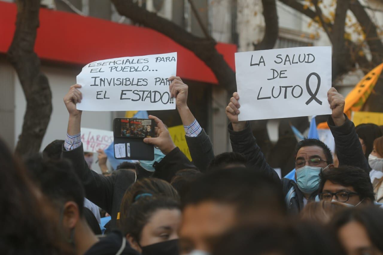 Los sindicatos se concentraron en el kilómetro 0 en contra de la propuesta salarial del Gobierno. Ignacio Blanco / Los Andes