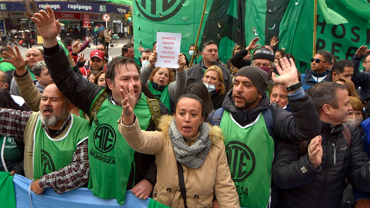 Protesta de ATE

ATE realiza una protesta y marchas  tras la detención de Macho por el corte de calles
mientras se transitaba un contexto de paritarias. 
Tras la detención de  Roberto Macho, secretario general de la Asociación de Trabajadores del Estado (ATE) y Adriana Iranzo, secretaria adjunta del gremio, quienes no se habían presentado a declarar esta semana.
Foto: Orlando Pelichotti / Los Andes