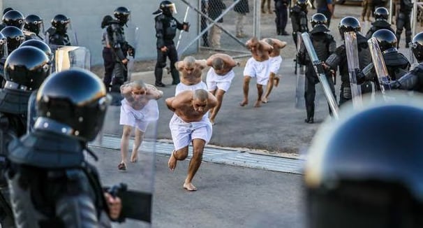 Fotografía cedida por el gobierno de El Salvador donde se registra el traslado de pandilleros al Centro de Confinamiento del Terrorismo (CECOT). / Foto: EFE