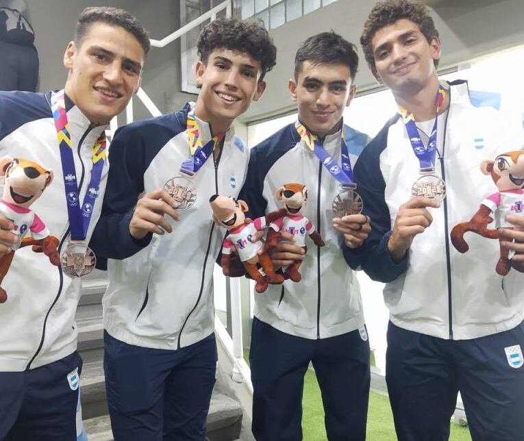 El mendocino Agustín Pinti, segundo de derecha a izquierda, junto al resto del equipo de posta de 4x400. /Gentileza