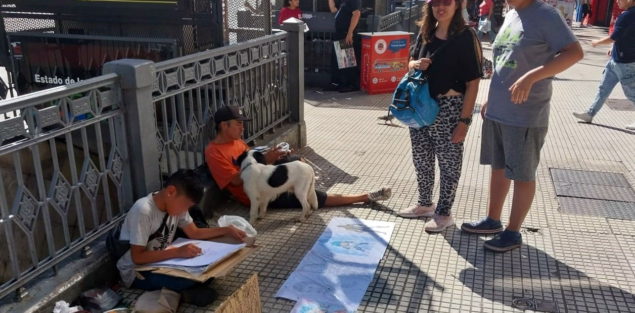 Walter junto a su padrastro y su perrito. Foto: Clarín.