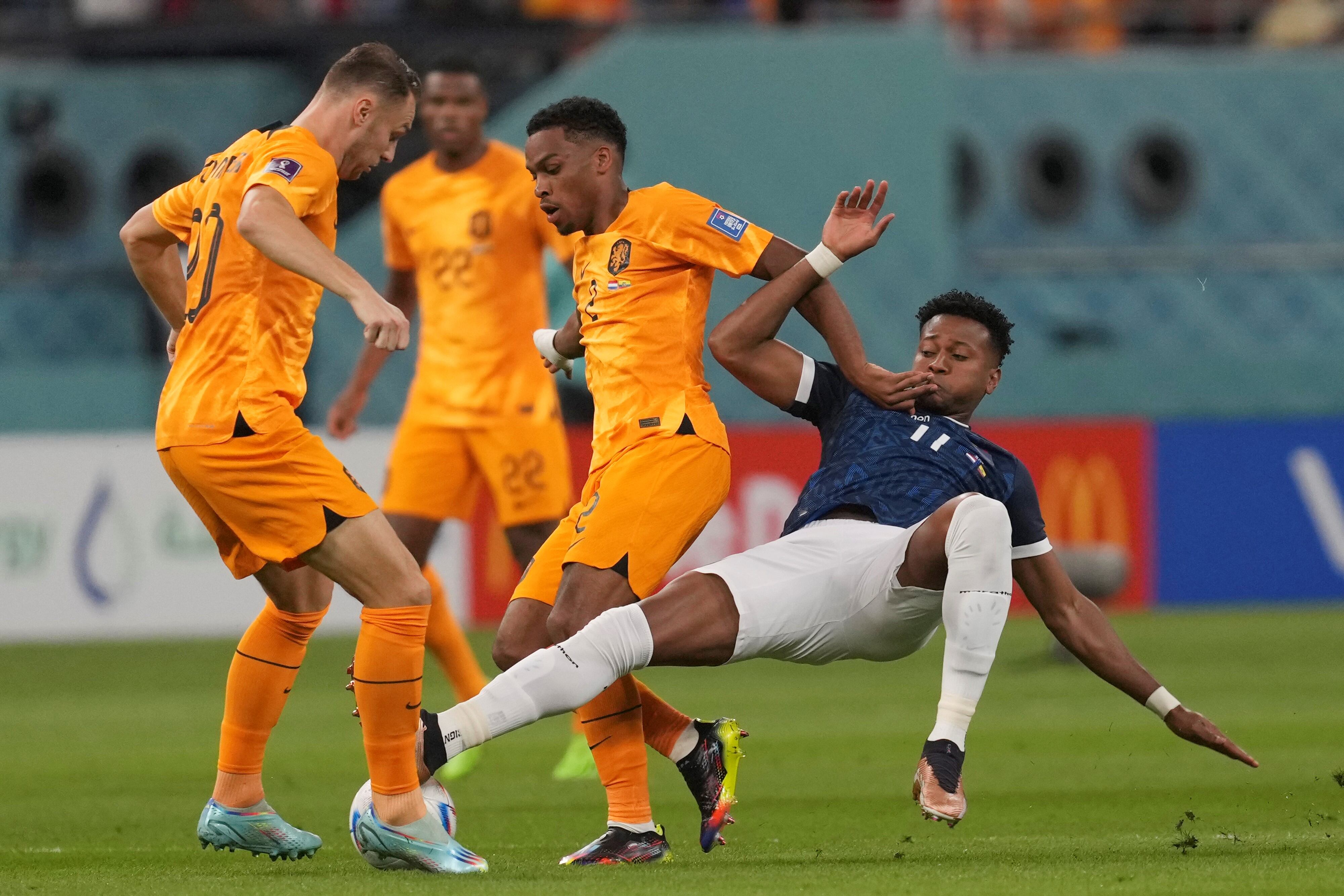 Ecuador y Holanda en su partido por la segunda fecha del Grupo A. (AP).