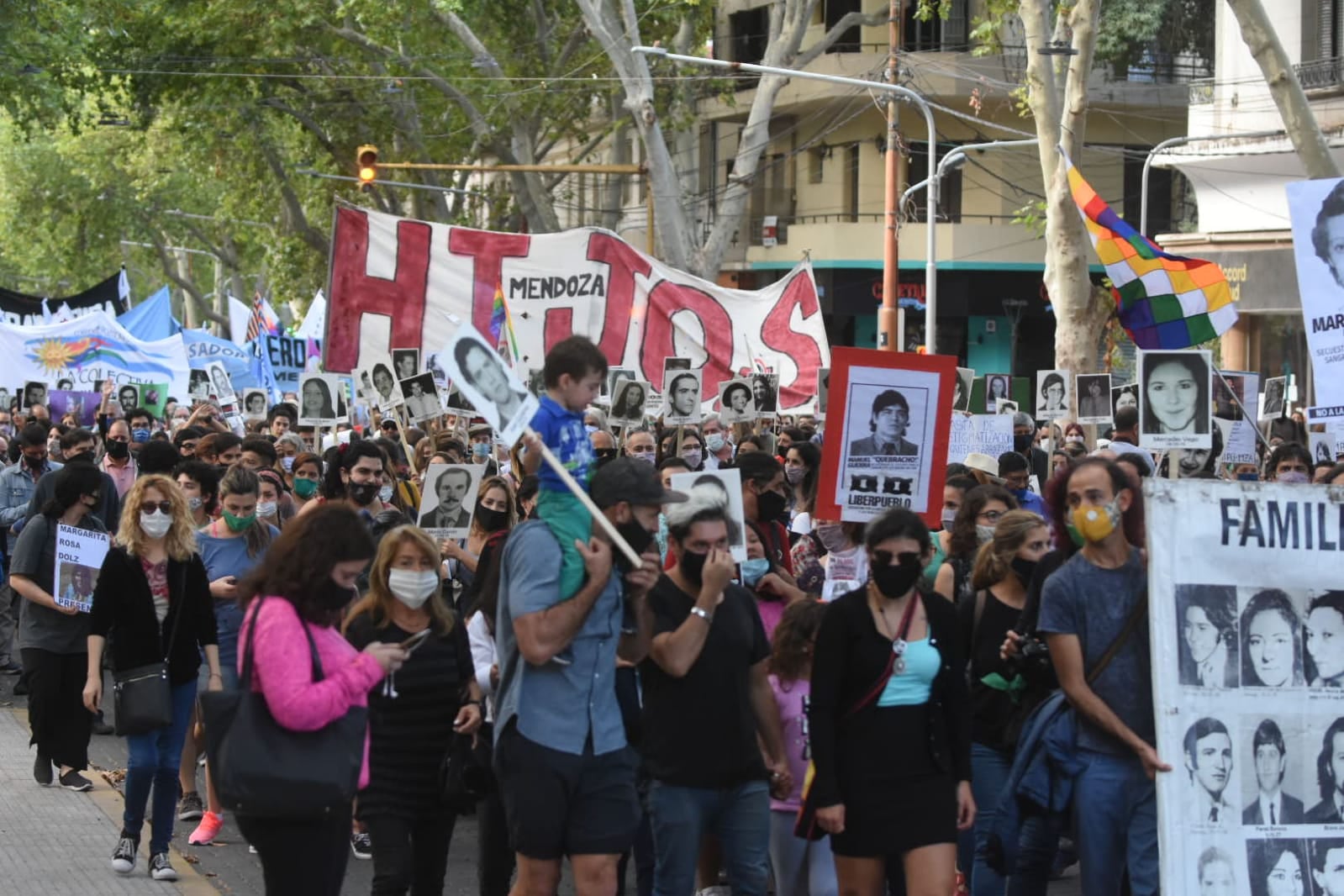 La marcha fue encabezada por familiares de desaparecidos, acompañados por la agrupación HIJOS y organizaciones sindicales y políticas. Foto: Mariana Villa / Los Andes