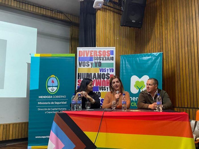 Fernanda Urquiza, coordinadora de Diversidad Sexual, toma la palabra en la capacitación. Foto: Gobierno de Mendoza