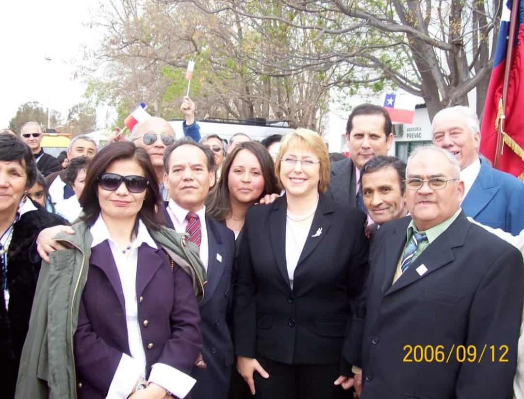 Miembros de la colectividad junto a Michelle Bachelet.