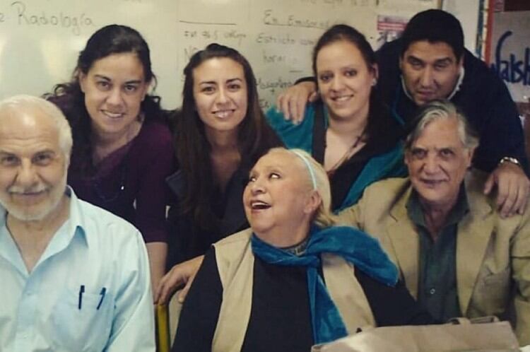 Darío Daldi, Cintia Mescia, Rodrigo Sepúlveda, MilKa Durán y Jorge Sosa junto a las ayudantes de cátedra de 2013 / Gentileza