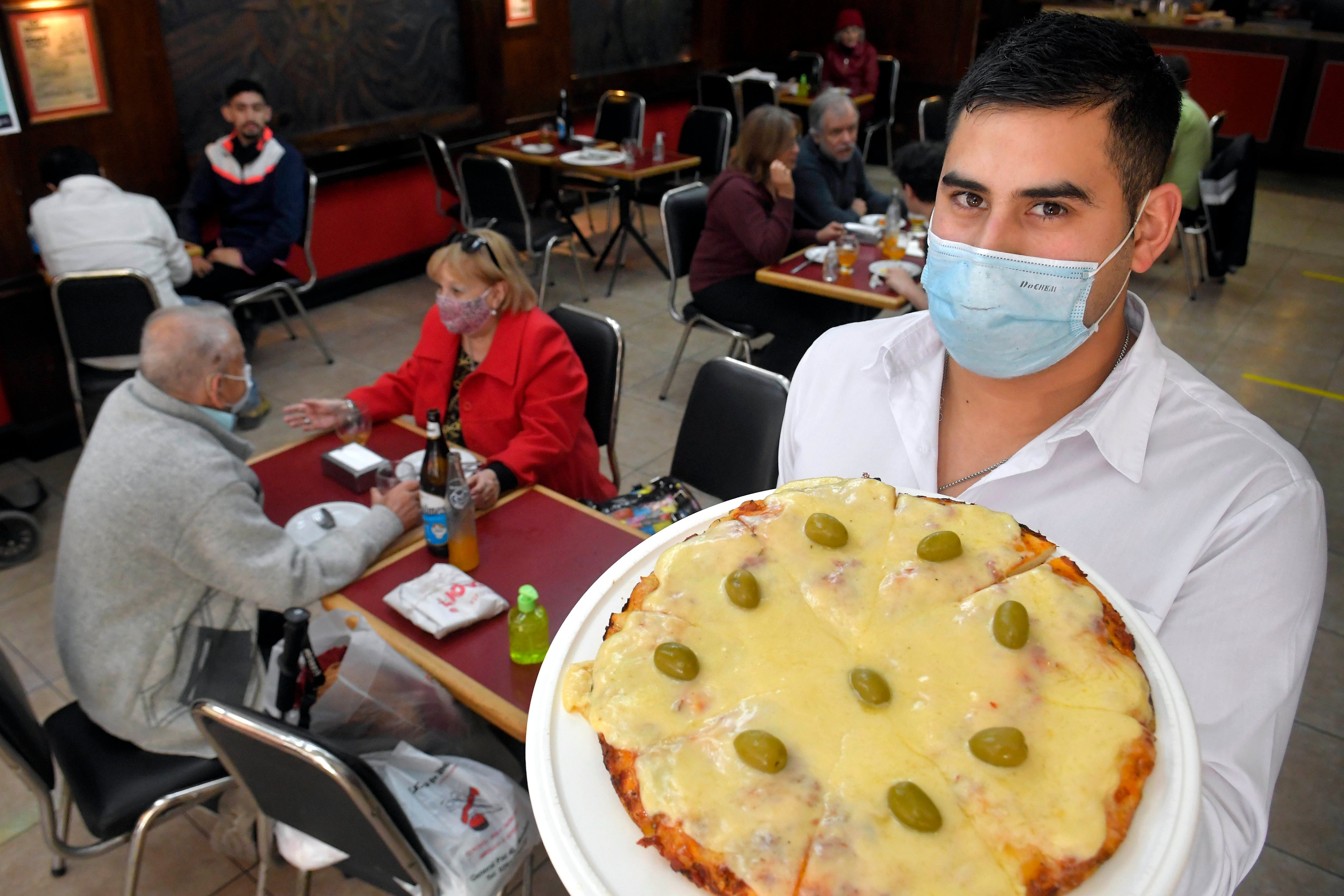 En mayo autorizaron a Restoranes Bares y Cafés a abrir sus puertas, y a atender a sus clientes, siguiendo el protocolo contra el Coronavirus.