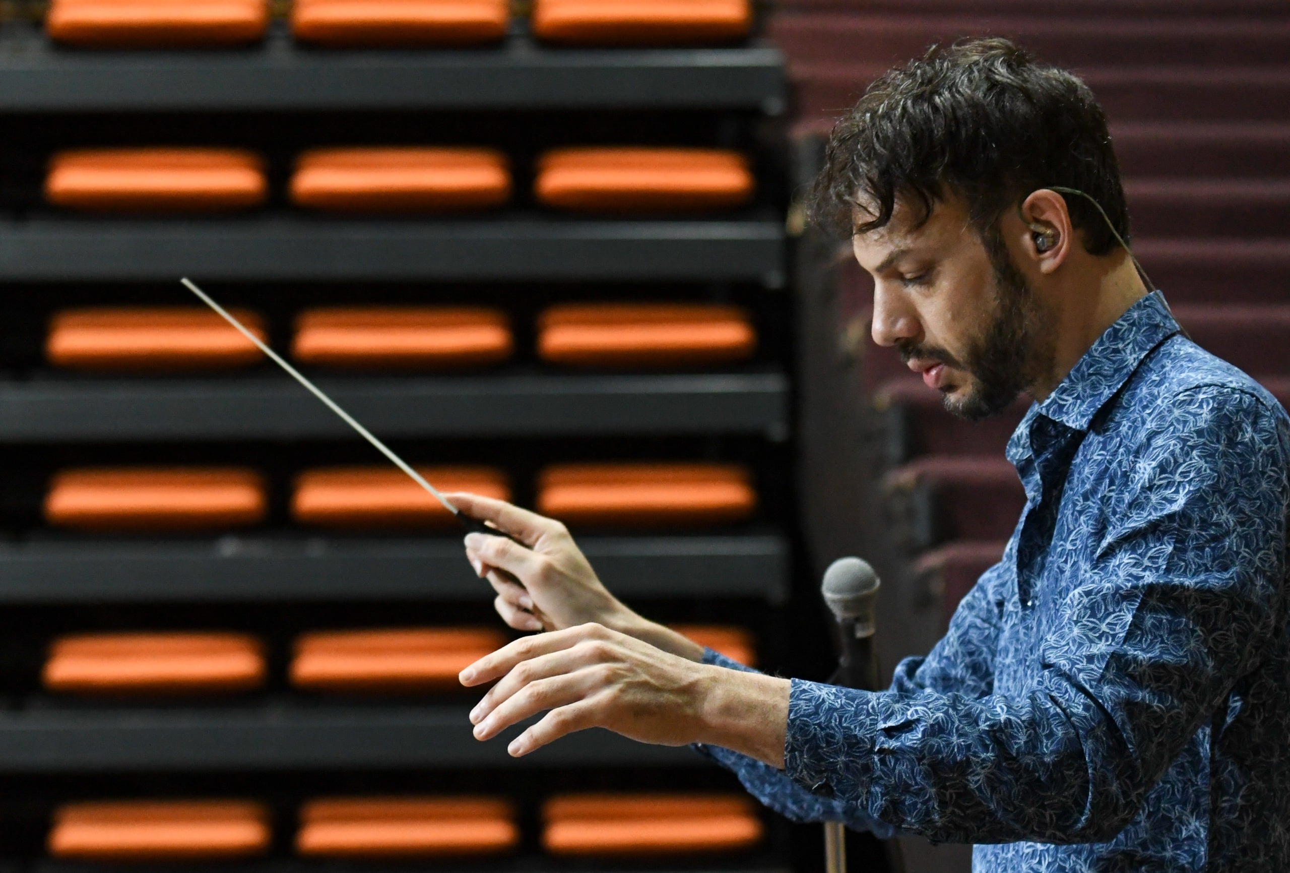 Los músicos del Acto Central ya ensayan en el Le Parc. El director musical, Dario Maugeri