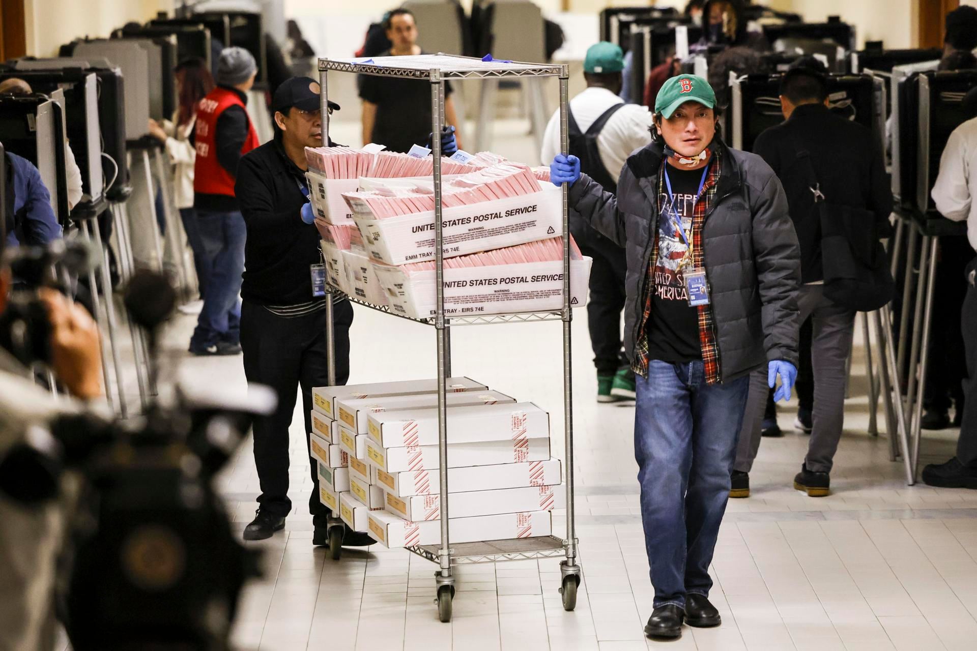 Los votantes emitieron sus votos en un colegio electoral el día de las elecciones en el Ayuntamiento de San Francisco, California, EE.UU., 05 de noviembre de 2024. Foto: EFE/EPA/JOHN G MABANGLO