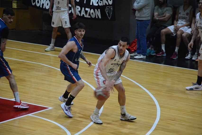 Atenas vapuleó a Regatas por 85-61. / Gentileza: Prensa FBPM.