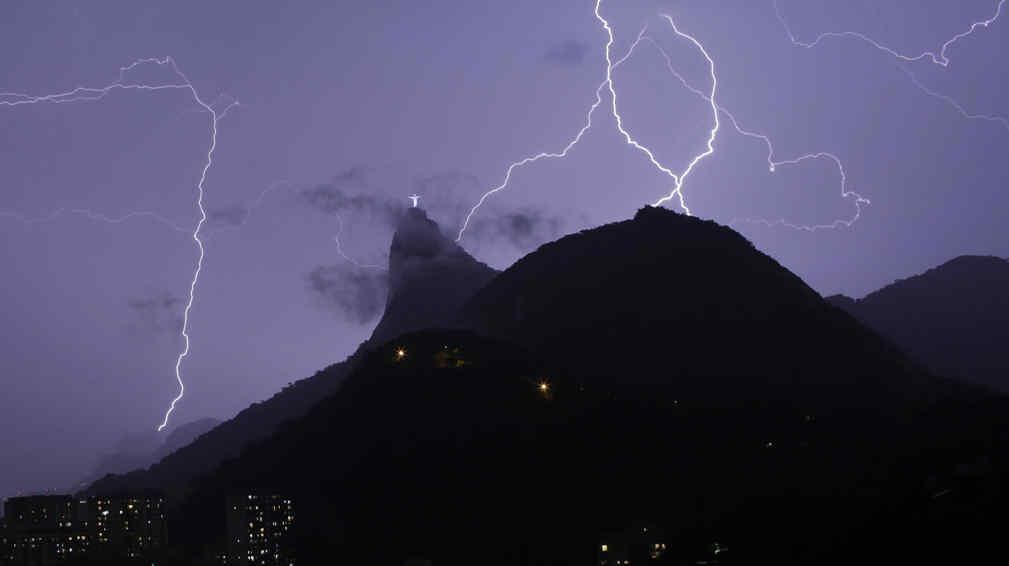 BRASIL. Así fue la tormenta eléctrica (AP).