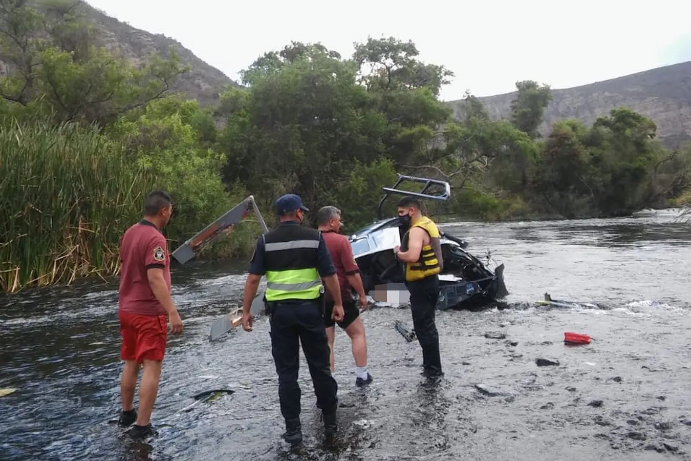 El banquero y su copiloto fallecieron luego de perder el control de la aeronave cuando se engancharon con cables de una tirolesa. 