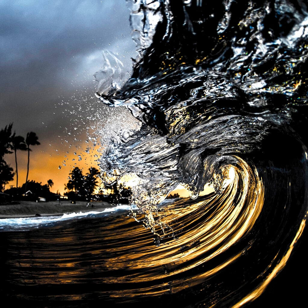 "Obsidian", una ola iluminada por un flash de cámara mientas el sol se pone en la costa norte de Oahu cerca de Haleiwa, Hawái. Foto: Clark Little vía AP