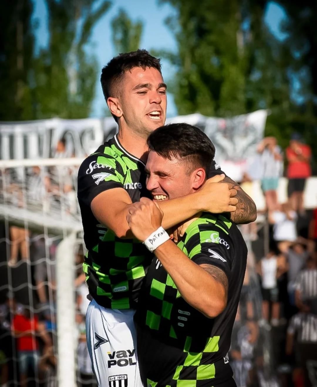 Los socios en el gol: Nicolás Romano abraza al goleador, Luis "El Tanque" Silba.