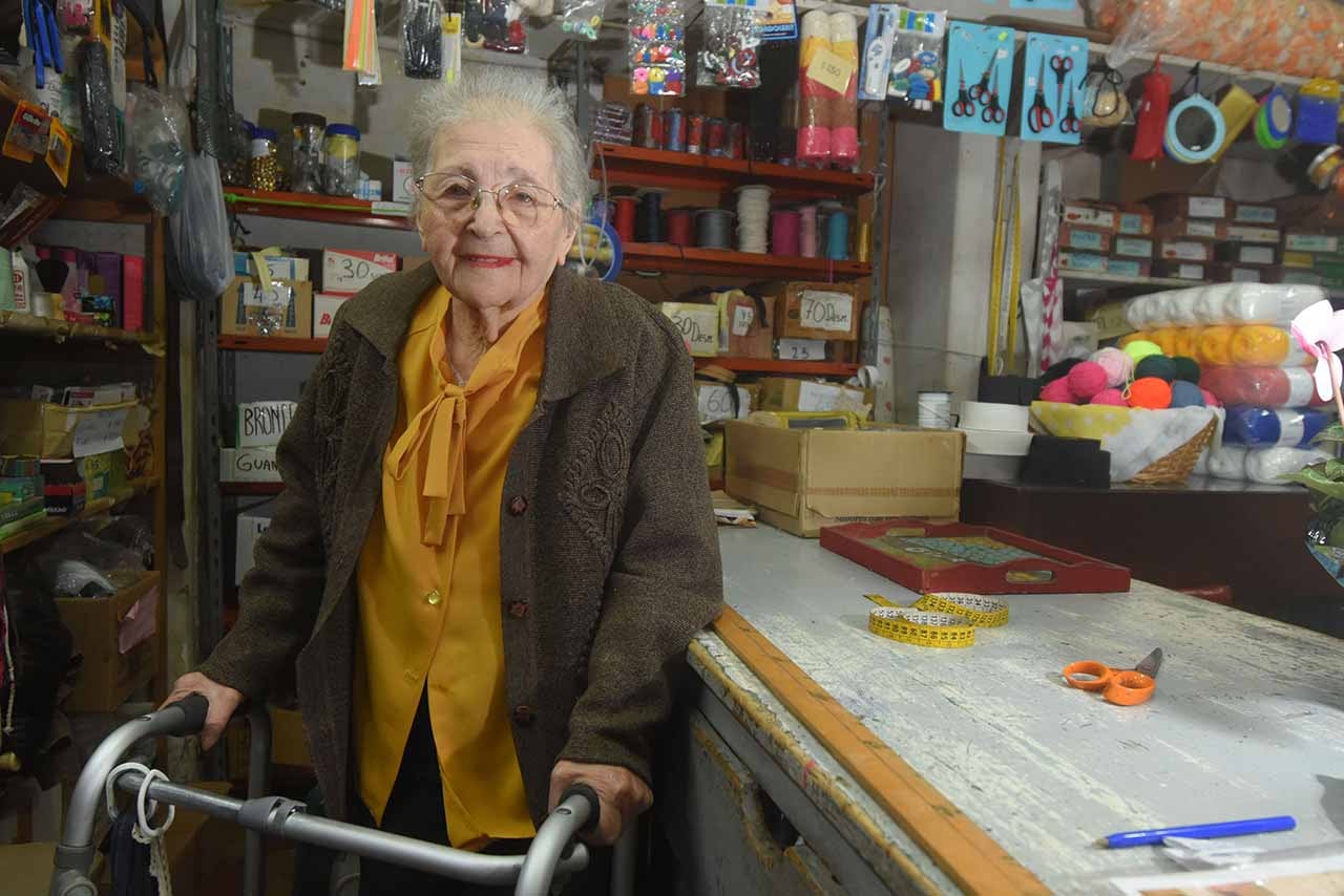 Vivió en un convento para comer y sobrevivió a la Guerra: la increíble vida de Gina, quien atiende su mercería con 95 años. Foto: José Gutierrez / Los Andes.