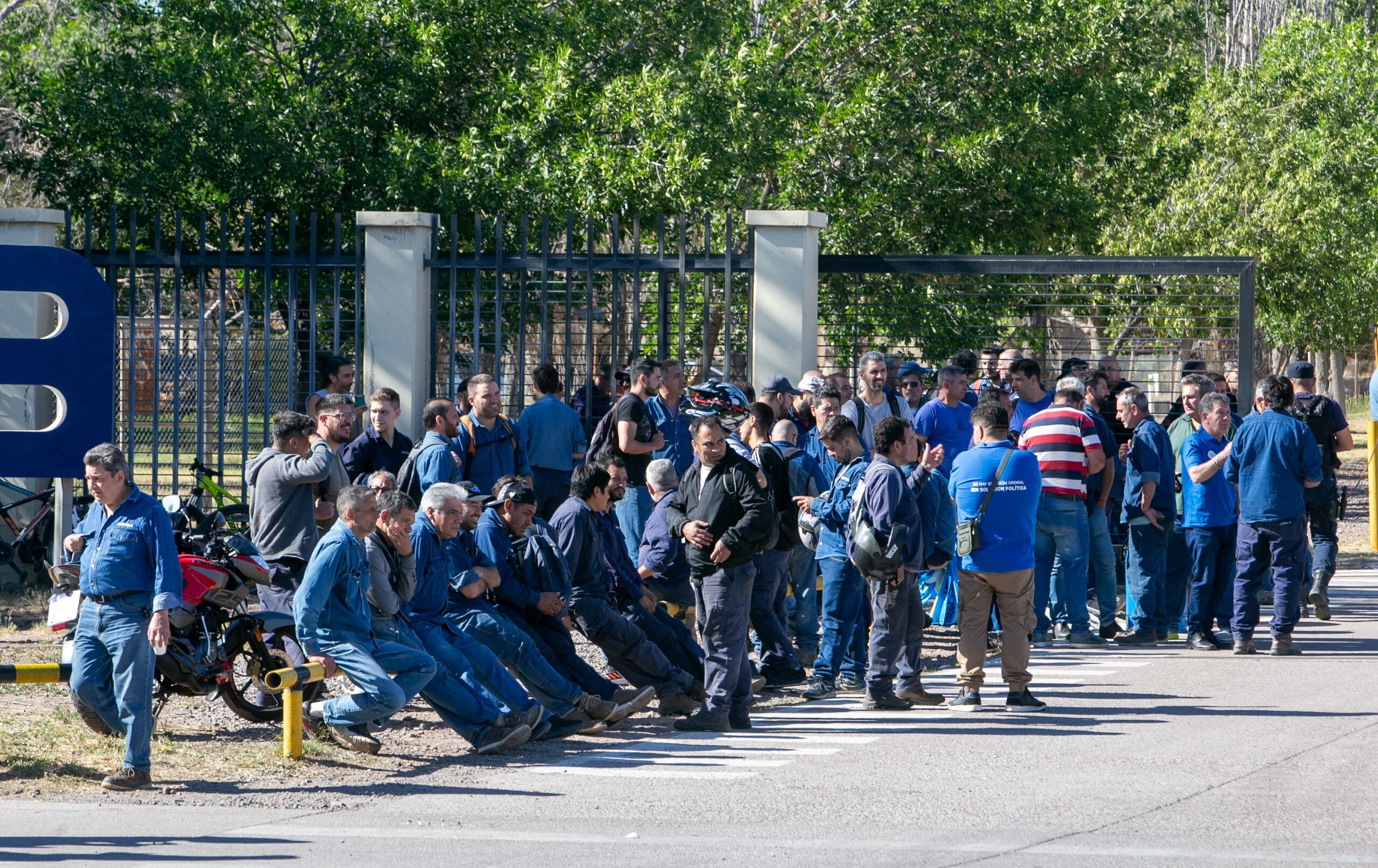 Protesta de trabajadores en Impsa por salarios pagados de forma incompleta e incertidumbre por el traspaso a manos privadas (Foto: Los Andes)