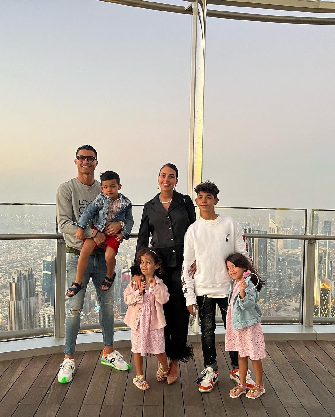 Georgina Rodríguez y Cristiano Ronaldo junto a sus hijos 