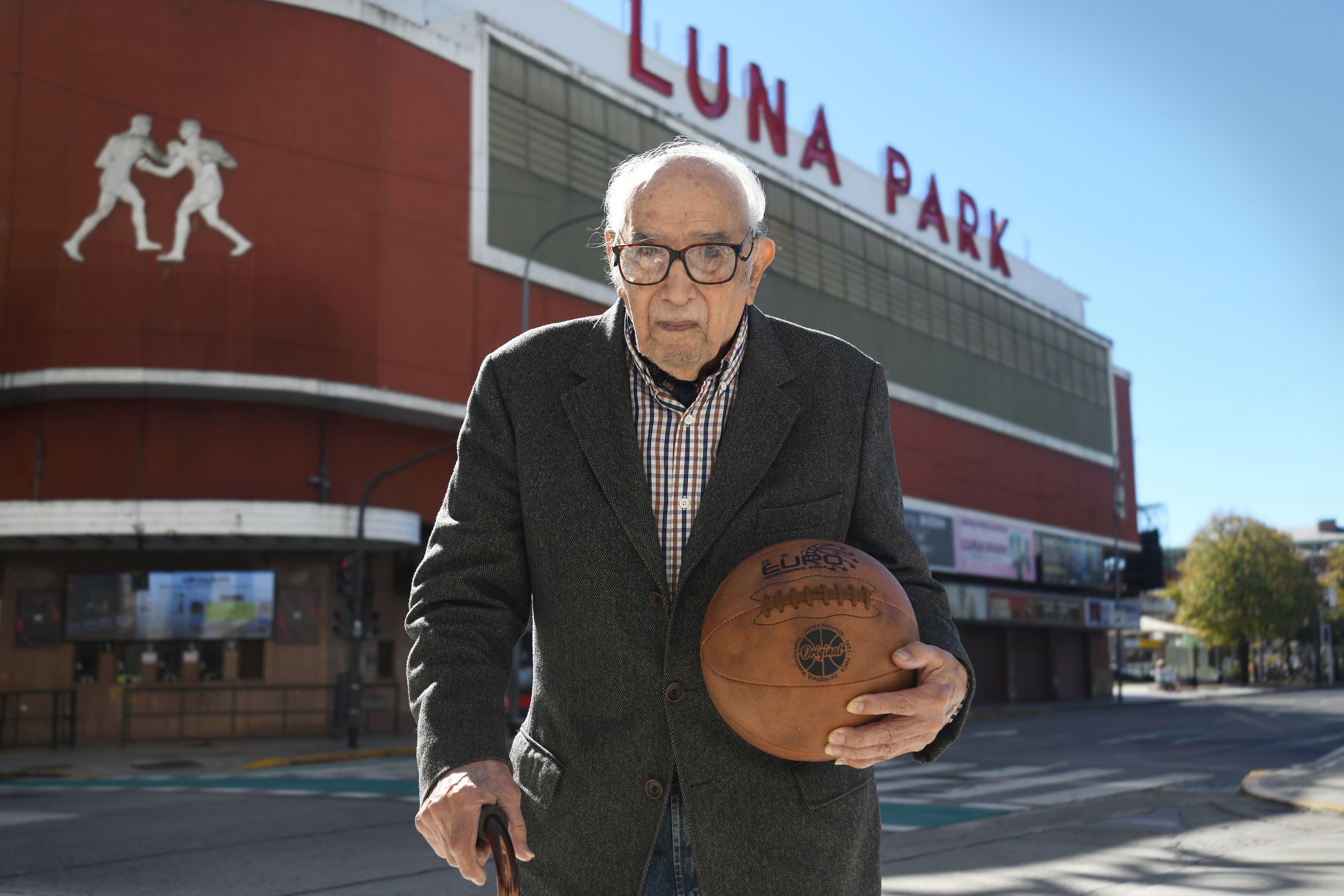 El gran capitán, con su pelota retro, frente al Luna. / Gentileza.