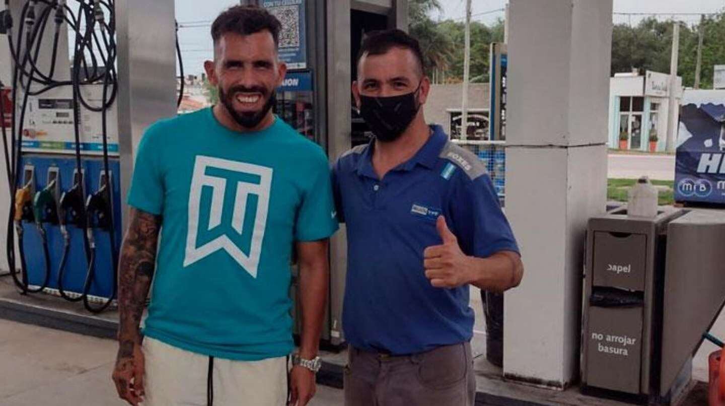 Tevez se fotografió con los trabajadores de la estación.