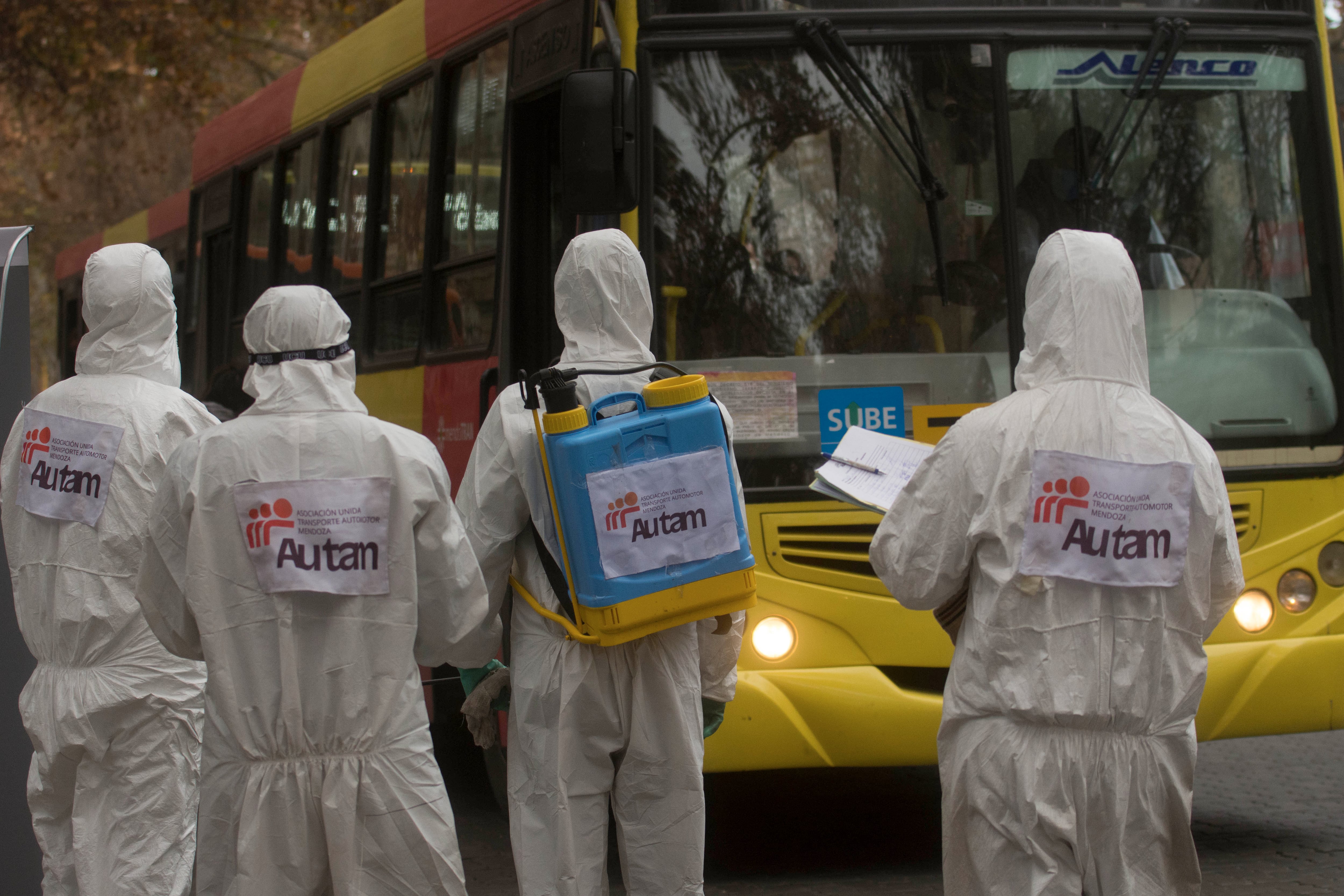 Un puesto sanitario de AUTAM, ubicado en Av. San Martin realiza la desinfección a los colectivos que pasan por el lugar, para prevenir contagios de coronavirus.